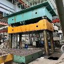 南通2500吨四柱液压机一台。有效台面2.3x4米。多点顶.